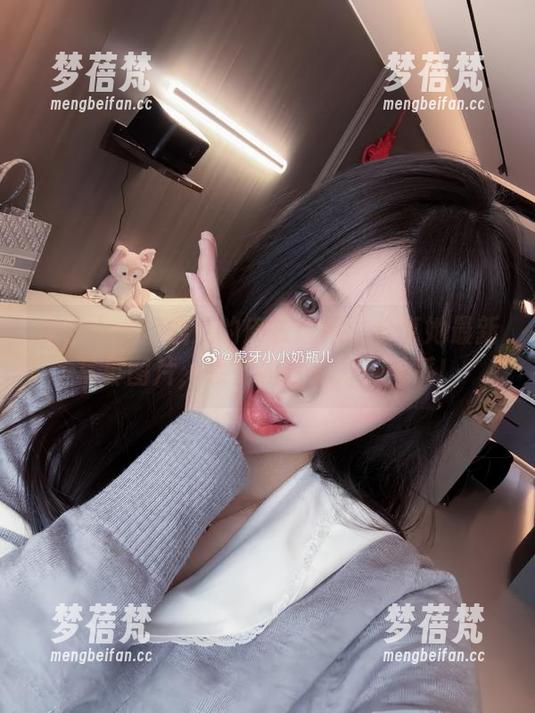 探索小小奶瓶儿的皮衣风格：分享她最新写真图片，感受独特魅力与风采！