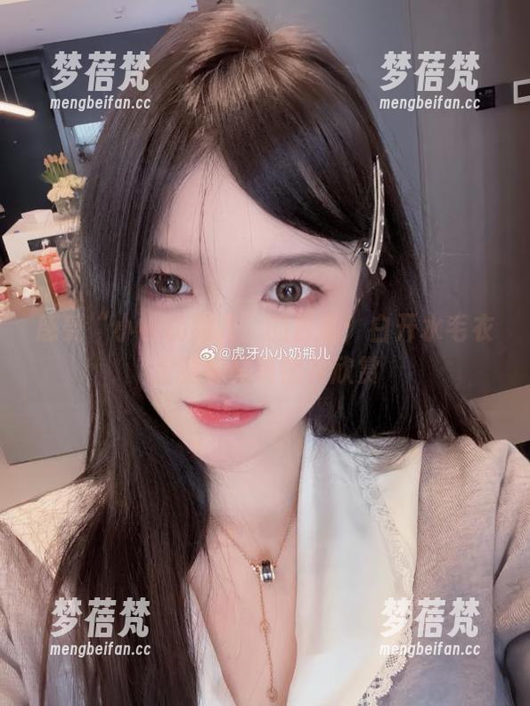 感受“小小奶瓶儿”的温暖：白开水毛衣定制版写真照片欣赏