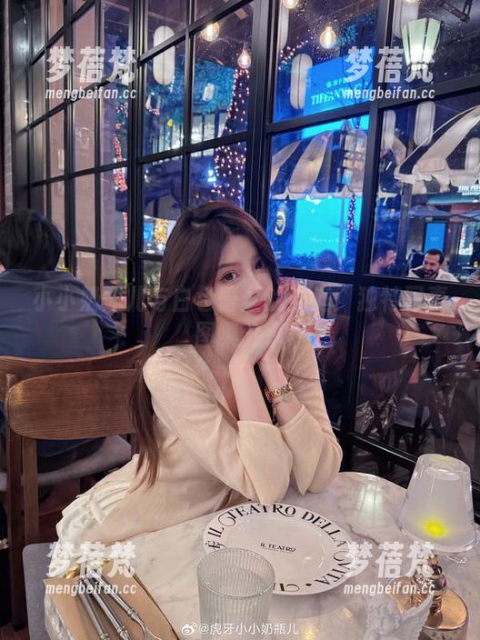 小小奶瓶儿与白色蕾丝的邂逅：独特写真图集分享