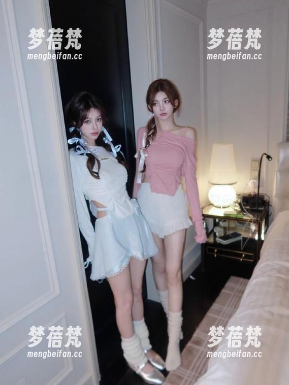 微密圈 - 小玉吃果冻的圣诞主题写真，免费下载精美资源让你美化节日回忆