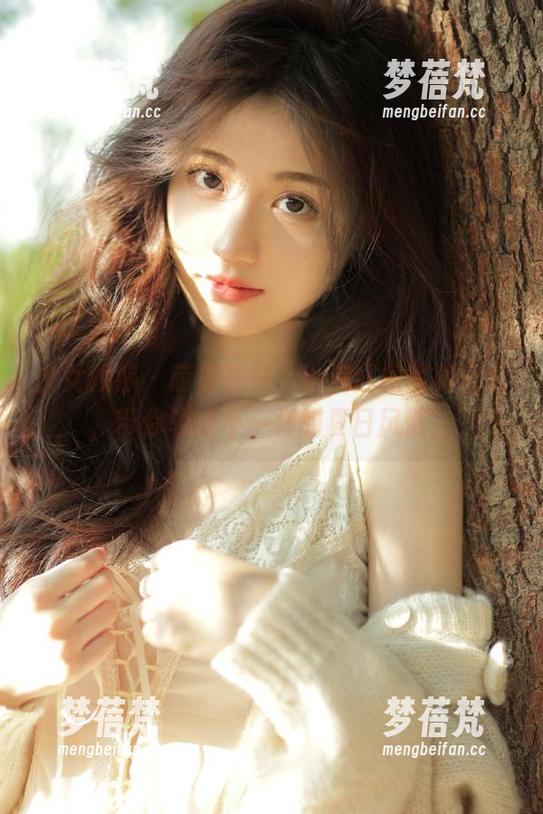 少女秩序 - 萌趣在线，小满红裙写真合集，带你领略不一样的夏日风情！