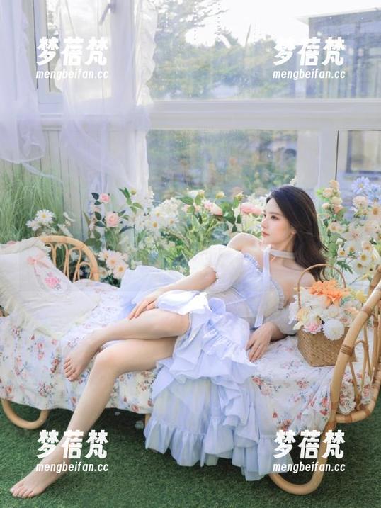 尤果网 - 最新的Sara办公室套图，捕捉职场女性的优雅与自信瞬间