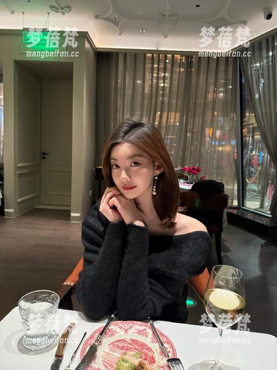 尤蜜荟 - 娜露selena女友写真合集，一组中包含多样风格的精美套图尽在其中！