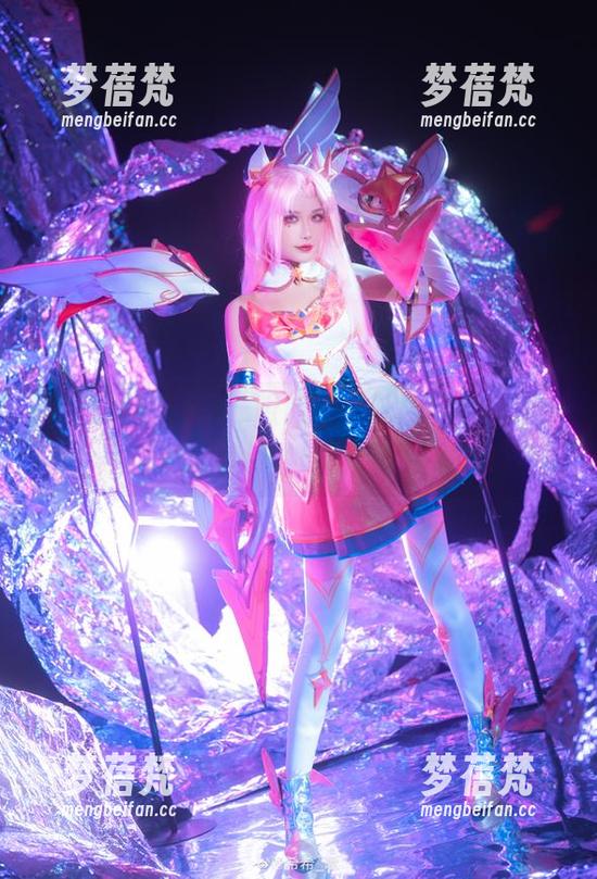 限量福利！希希_啾的精美礼服写真，带你进入浪漫的时尚世界！