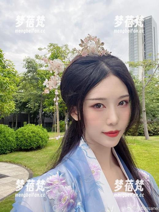福利图集新鲜出炉！看看抖娘利世在班主任家访中的搞笑瞬间吧！