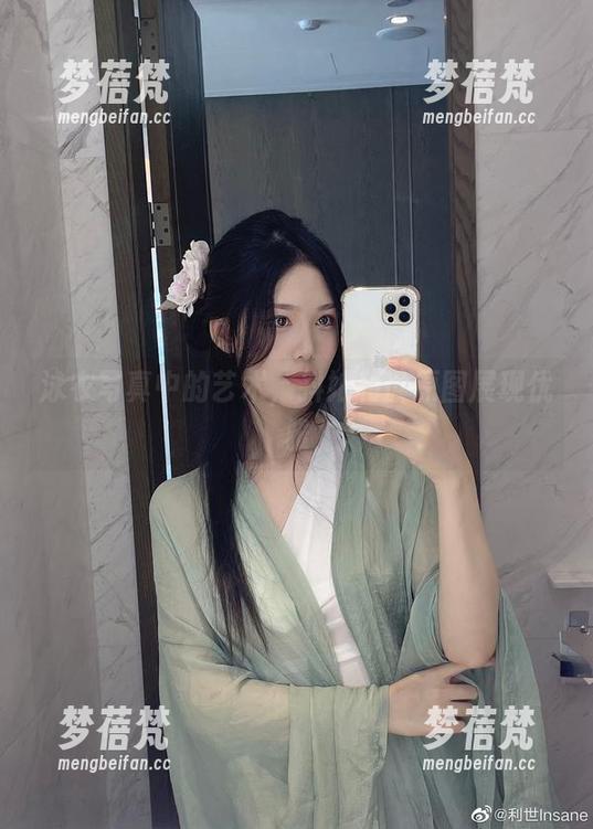 泳衣写真中的艺术，抖娘利世原图展现优雅