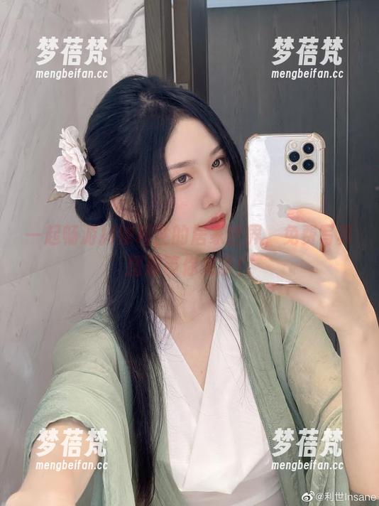 一起畅游抖娘利世的居家世界，免费写真图册等你来拿！