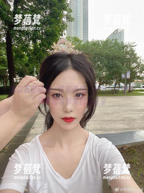 最新资源曝光：背影诱惑，抖娘利世蕾丝吊带裙写真集精彩纷呈