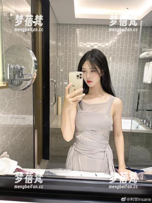 漫步教室，抖娘利世的全套写真，带你感受青春的甜美与阳光！