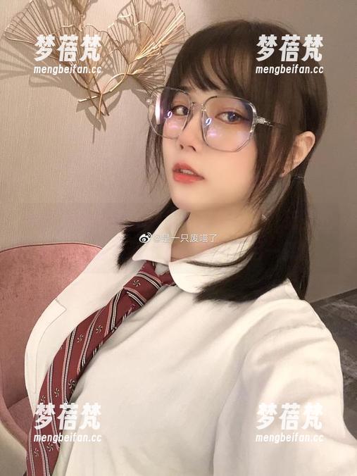 超越时尚界限，“是一只废喵了”无圣光作品中的圣诞比基尼令人耳目一新！