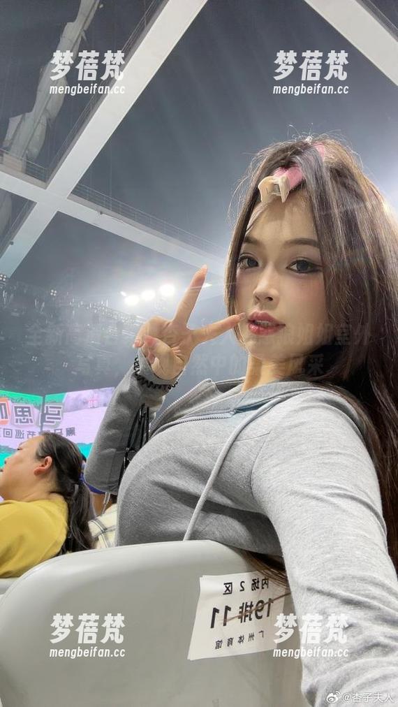 杏子夫人 全新高清合集:杏子夫人魅惑狼姐姐室外写真,展现自然中的柔美风采