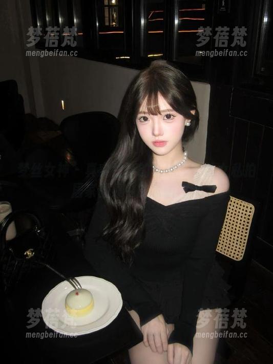 梦丝女神-莹仙女 梦丝女神 - 真实生活的写照:莹仙女私拍居家图集中的美丽故事