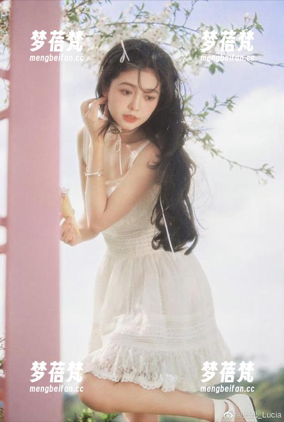 梦丝女神 - 香萱红裙私拍图集，一幅幅画面诉说着青春与梦想的交织