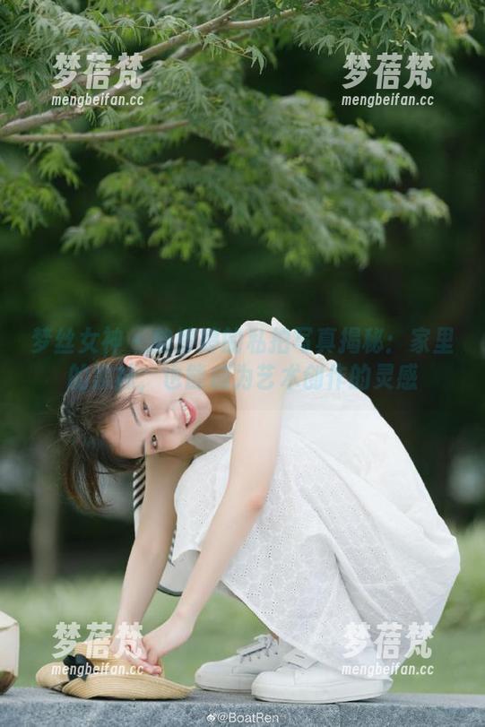 梦丝女神 - 魏婷婷的私拍写真揭秘：家里的黑袜，也能成为艺术创作的灵感