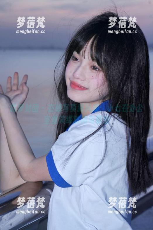森萝财团 - 在线写真新风潮：小七在办公室里演绎时尚与职业