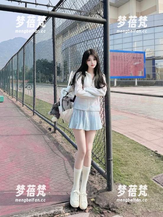 森萝财团 - 可爱的小梓在泳池的全套图集里，清凉与快乐满分！