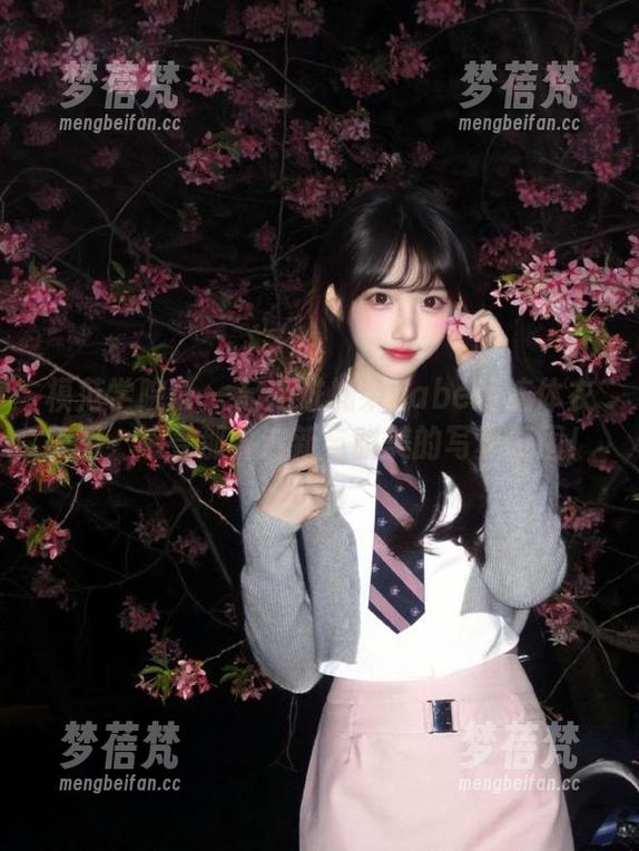 模范学院 - 一起走进加朵babe的连体衣美图，感受那份清新与甜美的写真氛围！
