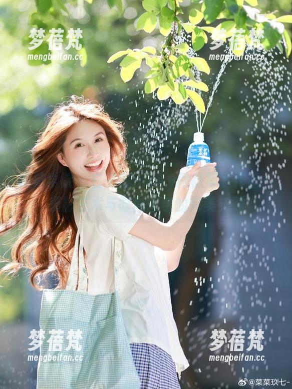 模范学院-白子嫣nicky 模范学院 - 白子嫣nicky网袜写真作品:摄影艺术与时尚图包的完美交融