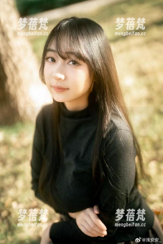 体操服图包中的浅安安，作品诠释青春与运动的优雅风采