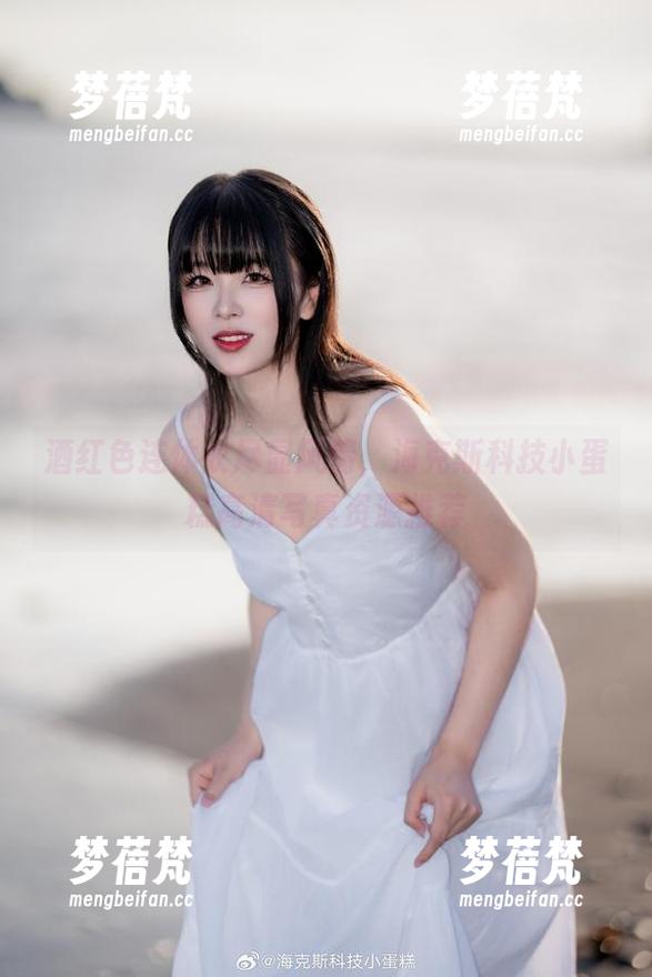 酒红色连体衣尽显风情，海克斯科技小蛋糕高清写真资源推荐