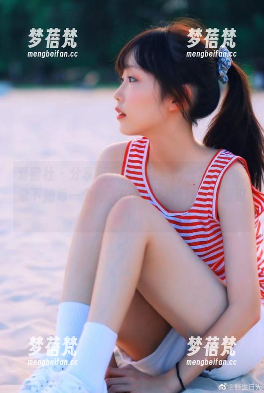 爱蜜社 - 分享杨紫嫣的红裙高清写真，记录下她每一个动人的瞬间，绝对不能错过！