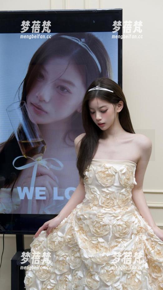 物恋传媒 - 小竹全新套装写真原图福利，不容错过的时尚大片等你来领！