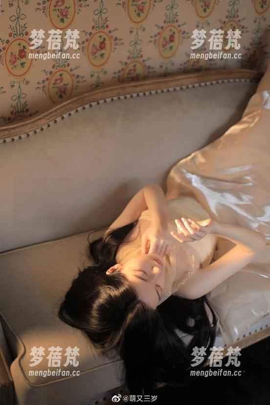 微密圈 - 瑜瑾u全新裸足写真图册：探索人体之美的诗意瞬间
