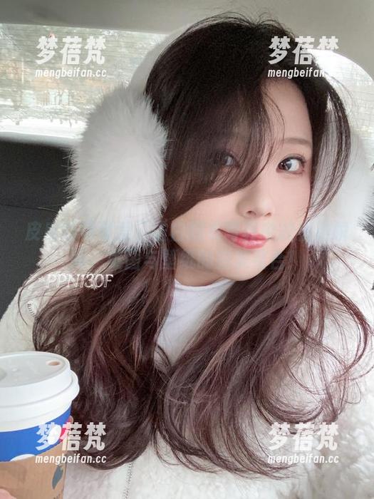 皮皮奶可可爱了啦白睡衣写真中的优雅瞬间，美图与壁纸的完美结合！