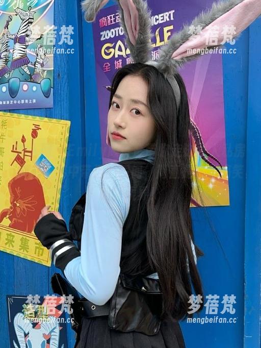 秀人网 - Emily顾奈奈带你走进双人私房美图，笑中带泪的瞬间，简直是艺术搞笑的新境界！