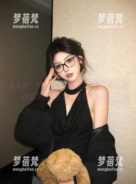 秀人网 - 刘婷婷的圣诞写真作品分享，透过镜头揭示节日的魔力与喜悦！