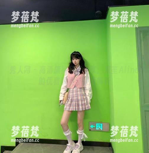 秀人网 - 高清旗袍写真分享：双笙Alina的优雅瞬间与原图解析