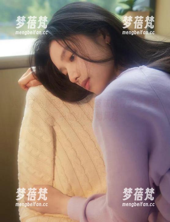 秀人网 - 原图揭秘：奶茶味的包子全套写真中的JK时尚风格