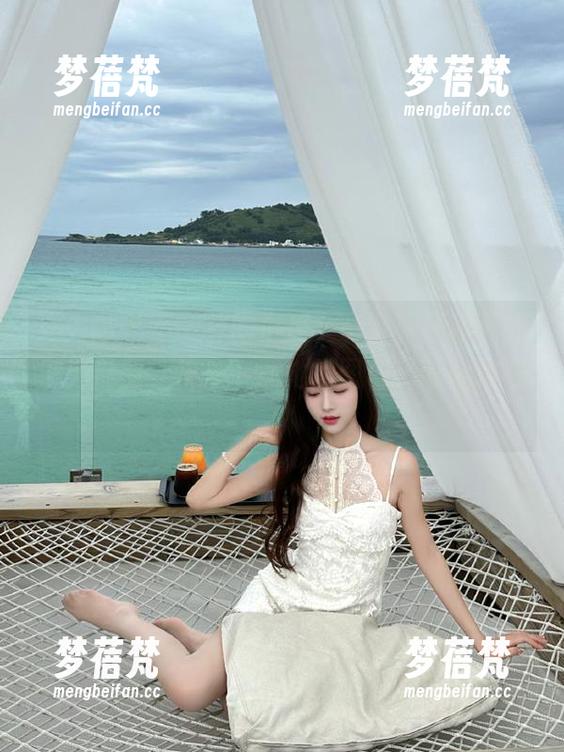 秀人网 - 不一样的小魔女奈奈，红裙下的魅力尽显，快来下载她的图包，收藏美好！