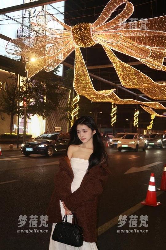 秀人网 - 捕捉私拍：拍黄瓜girl的白色写真带你领略清新自然的美感