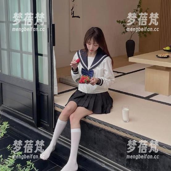 秀人网 - 木木hanna高清写真集：穿梭在水手服中的梦幻与现实交织