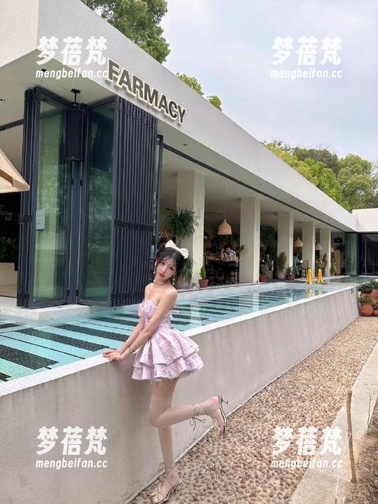 秀人网 - “温柔的柔”学姐私拍作品，带你进入她的世界，感受不一样的温暖与柔情。
