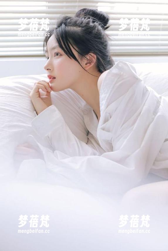 秀人网 - 在程程程的白色写真的陪伴下，感受美图与照片的极致魅力