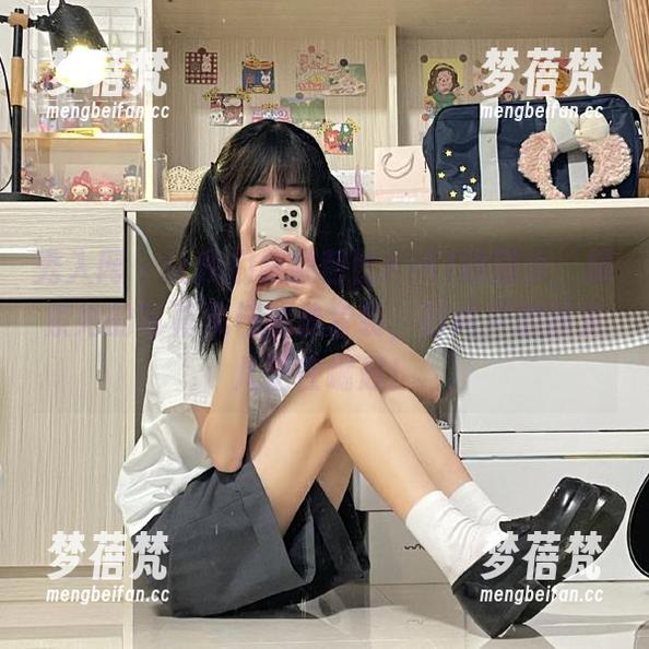 秀人网 - 让我们跟随芭比KIKI的脚步，探索她的写真集与精选套装，时尚界的新宠儿正在崛起！