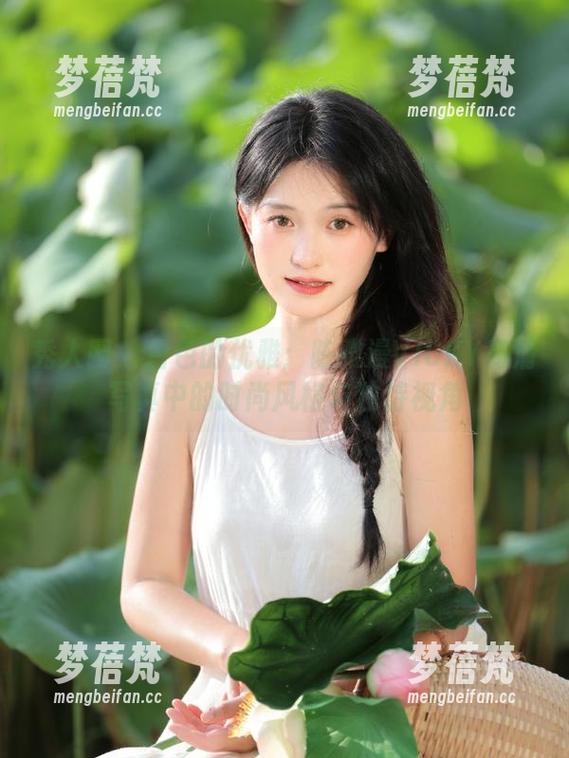 秀人网 - 白色的优雅：陈雅漫VICKY高清写真中的时尚风格与独特视角