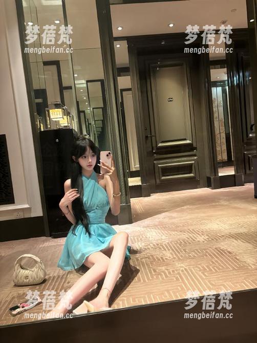 紧急企划 - 小恩的私拍之旅：探索内部定制套图中的美丽细节与真实瞬间，邂逅不一样的她