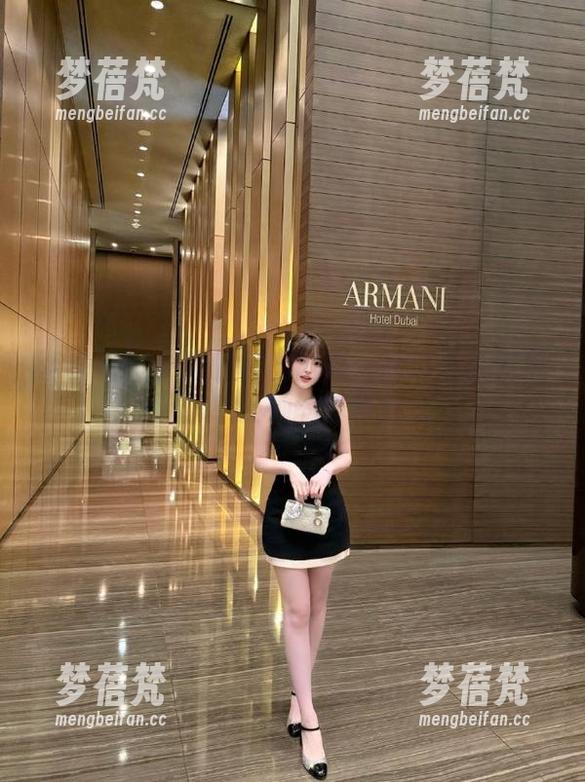 蜜桃社 - 伊琳的制服诱惑：高清写真壁纸让你感受她的独特魅力