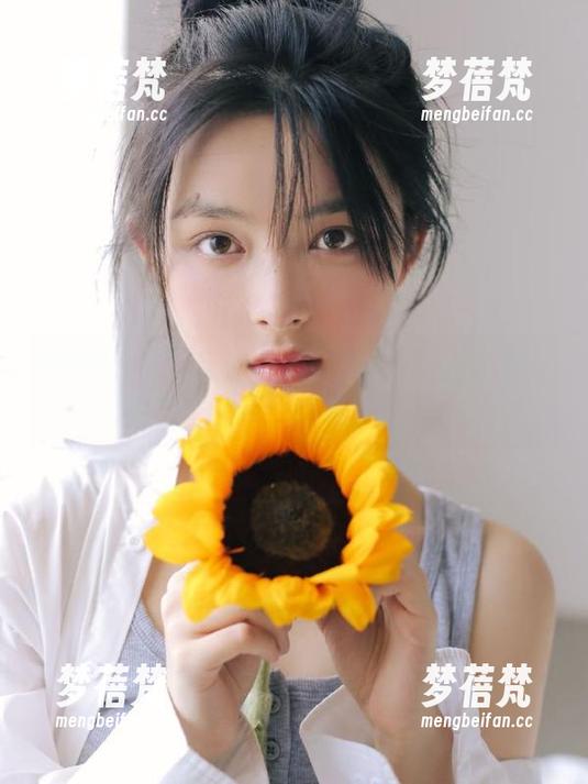 蜜桃社 - “冰露姐姐”的完美套图分享，背后藏着多少自嘲的笑声？