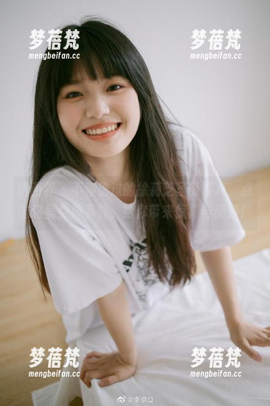 语画界 - 不容错过的徐莉芝圣诞写真，点击这里免费下载，给你带来惊喜与美丽！