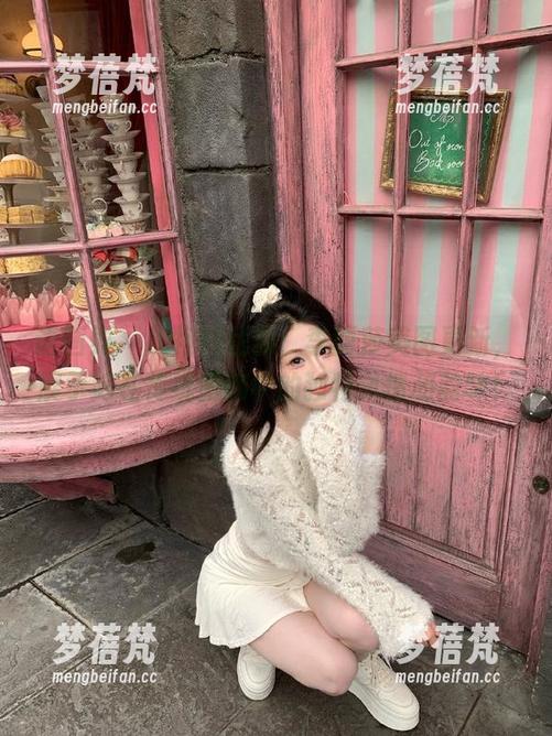 语画界-李丽莎 语画界 - 旗袍的优雅:李丽莎美图更新,展示她在传统服饰中的独特风情和韵味!