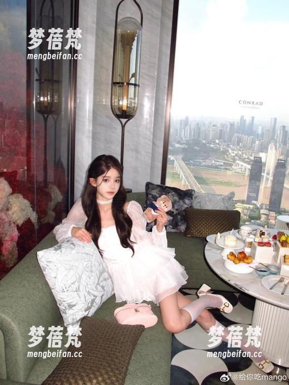 微密圈 - 软妹小九九高清连体衣写真，带您感受她的绝美姿态与青春活力资源！