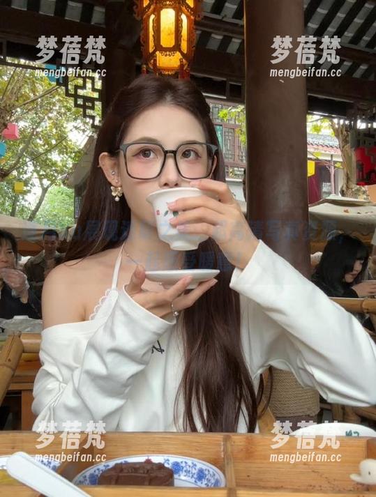 逐月Su展现透明之美：超高清写真资源，一起感受暖意！