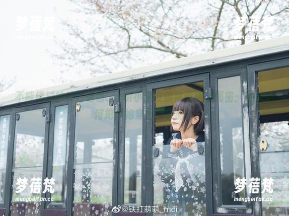 不能错过的铁打萌萌_moi小道友旗袍原图大揭密：她是如何把旗袍穿出笑点的？