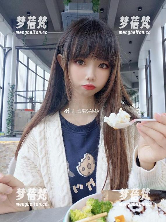 雪琪SAMA的套装风格：高清图片与原图为你展示她的独特时尚，绝对值得收藏