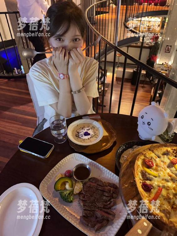青丘女神 - 发现饭饭的不一样可爱，分享她的创意套图，让你惊喜连连！