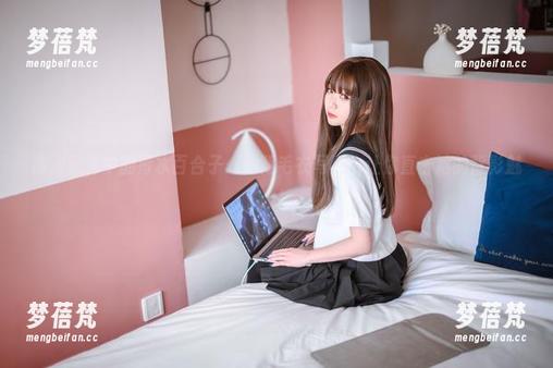 高清图库中的青水百合子：露背毛衣写真，让你直击她的背影魅力！